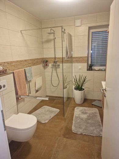 Teilmöblierte barrierearme 3 Zimmer Wohnung mit Balkon und Aufzug in ruhiger Lage – Badezimmer