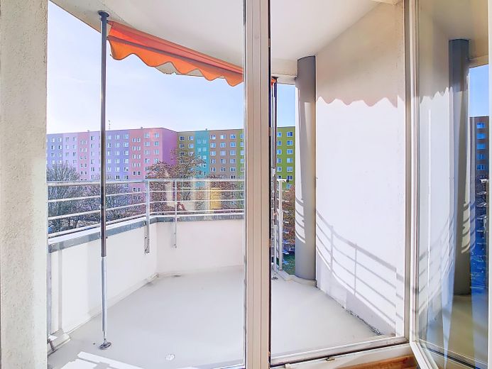 Affare! Appartamento super luminoso con ampio balcone, cucina componibile e vista - disponibile subito – Sonnenbalkon mit Aussicht