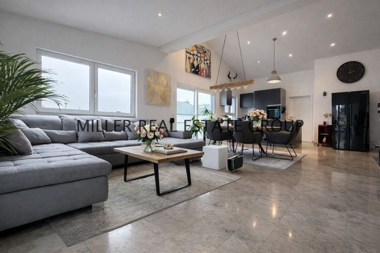 Exklusive Luxusvilla in 85095 Denkendorf - Einliegerwohnung, XXL-Garage, Südgarten &amp; unverbaubarer Weitblick! – offener Wohn-Ess-Küchenbereich