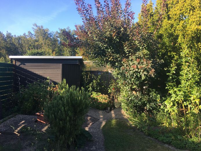 Traumhaftes Zweifamilienhaus mit Garten, Waldblick, Pool, Sauna & Mieteinnahmen – Gartenhütte