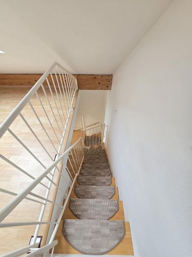 Moderne 4-5 Zimmer-Maisonette-Whng. in Filderstadt-Plattenhardt – Treppe ins Studio