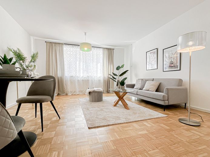 Wilhelmplatz ve Schreventeich yakınında, komisyonsuz, yeni yenilenmiş zemin kat dairesi ve park yeri – Wohnzimmer 1