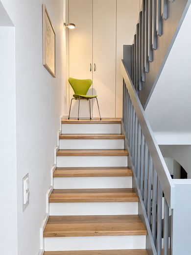 Gepflegtes Endreihenhaus in beliebter Wohngegend von Groß Flottbek – Treppe mit Einbauschrank