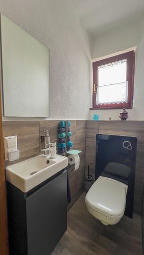 Provisionsfrei: 125 m² Wohnen + ca. 130 m² Gewerbe | Energieklasse A | 1.085 m² Grundstück – Gäste-WC