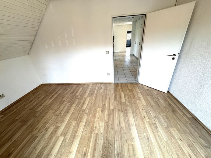 Exklusives Wohnen mit Garten, Neubezug n.Renovierung mit 2 großzügigen Balkonen – Gästezi.Blick z.Innenflur