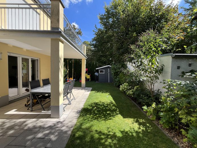 Moderno appartamento al piano terra di 3,5 locali con giardino e seminterrato in posizione TOP a IN-Süd, vicino alla stazione centrale – Garten