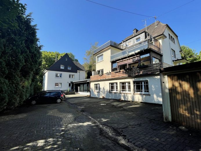 2 MEHRFAMILIENHÄUSER MIT 6 WOHNEINHEITEN + GROSSZÜGIGE GEWERBFLÄCHE - IM ZENTRUM VON GUMMERSBACH - – Parkplätze und Hof