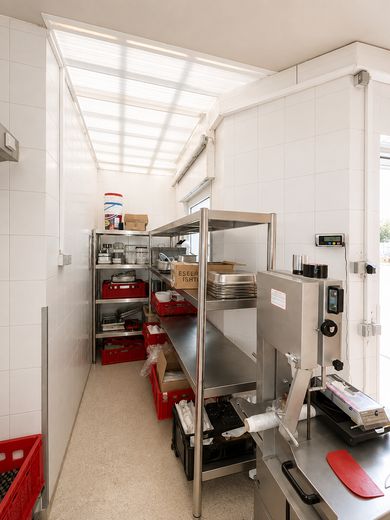 Gewerbeeinheit mit Ausstattung ideal für Metzgerei, Bäckerei oder Imbiss – Zerlegeraum
