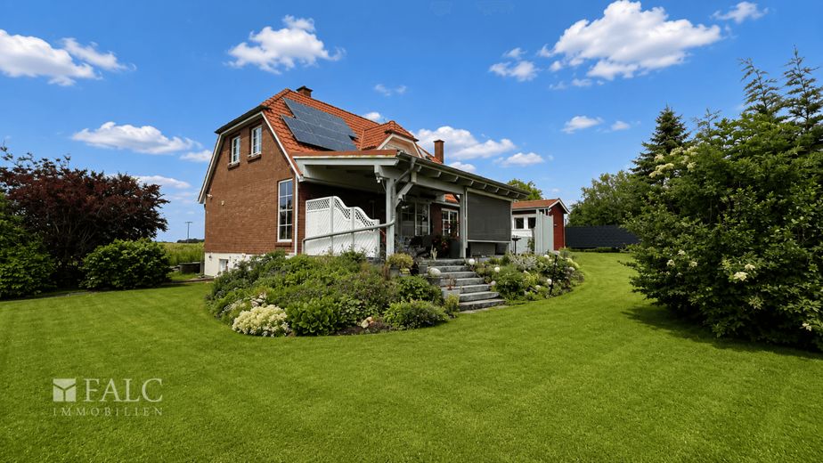 ***Traumhaus mit besonderem Flair - Hochwertig modernisiert und sofort bezugsbereit*** – Außenansicht