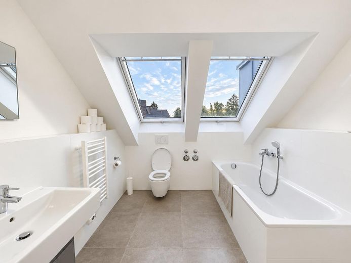 Penthouse mit Einbauküche – Bad 1