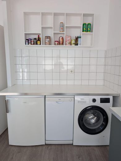 Traumwohnung D-Zoo 1,5-Zimmer KDB, Grunerstr. 2 Balkone – Küchenzeile links