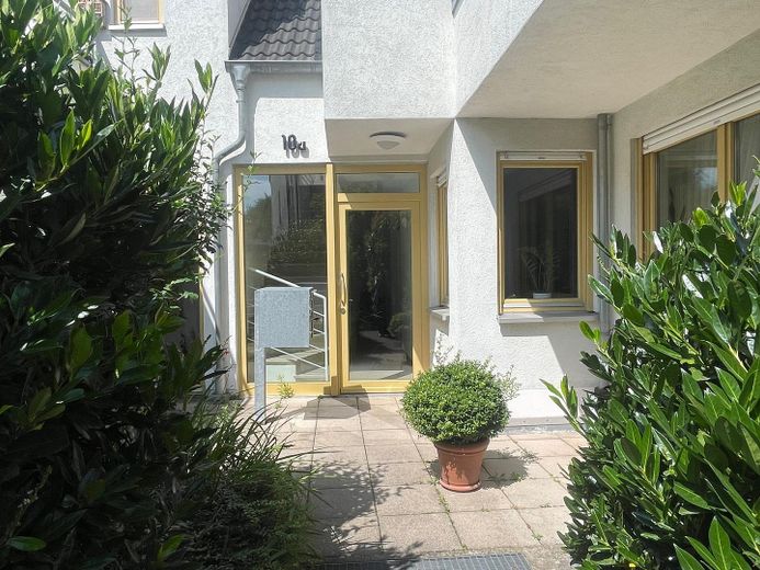 barrierefreie Wohnung mit eigenem Garten von privat, Preis VB – Hauseingang