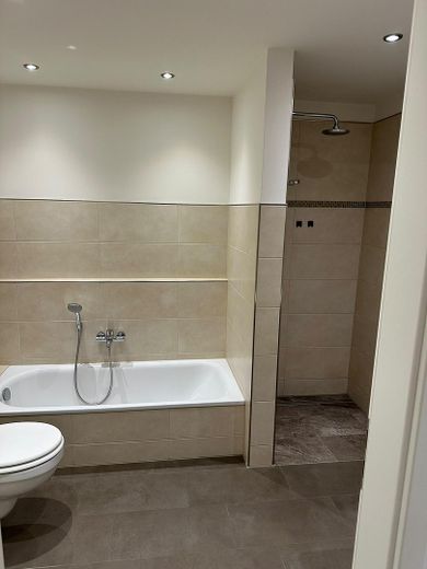 Appartement en copropriété haut de gamme de 2 pièces avec terrasse et place de parking en sous-sol – Badezimmer