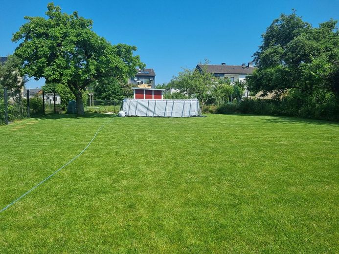 Bellissima casa bifamiliare con ampio giardino, piscina, garage, cucina componibile ecc. – Blick auf Pool