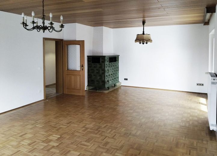 Appartamento ristrutturato con 3 locali (piano terra), cucina e terrazza esposta a sud, in posizione tranquilla a Kleinostheim – Wohnbereich / Kachelofen
