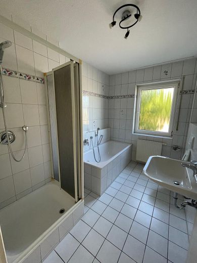 Moderne 3-Zi.-EG-Wohnung mit Blick übers Tal in Heppenheim-Kirschhausen – Badezimmer