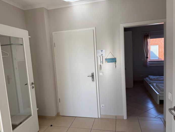 Flur Blick zur Eingangstür