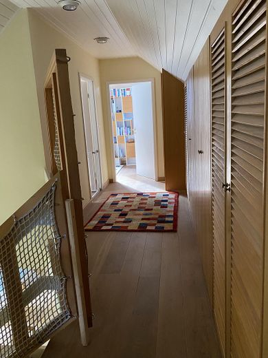 Oase in der Stadt – Einfamilienhaus mit Parkblick – Flur im Obergeschoss