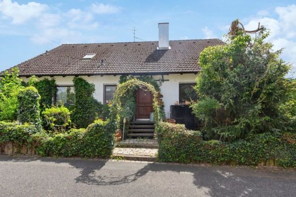 Solides Einfamilienhaus mit PV-Anlage und Wärmepumpe aus 2025