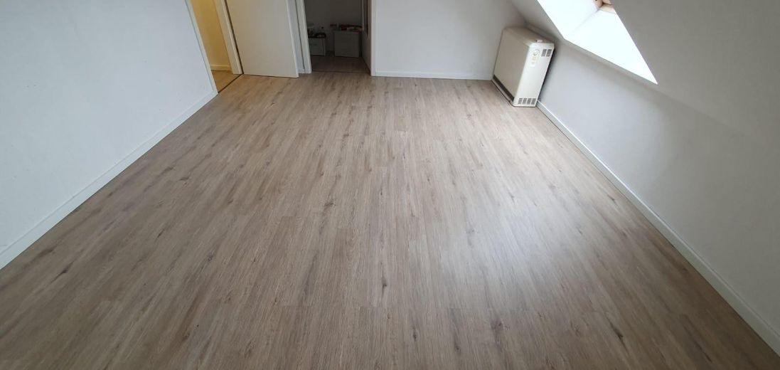Reihenendhaus mit Blick auf den Dagowsee - nahe Großer Stechlinsee – DG Zimmer mit Vinylboden