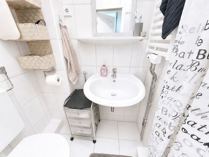 Seltene Gelegenheit mitten in Cuxhaven - 
Wohnung mit Gartenzugang und Terrasse – Tageslichtbad mit funktionaler Ausstattung