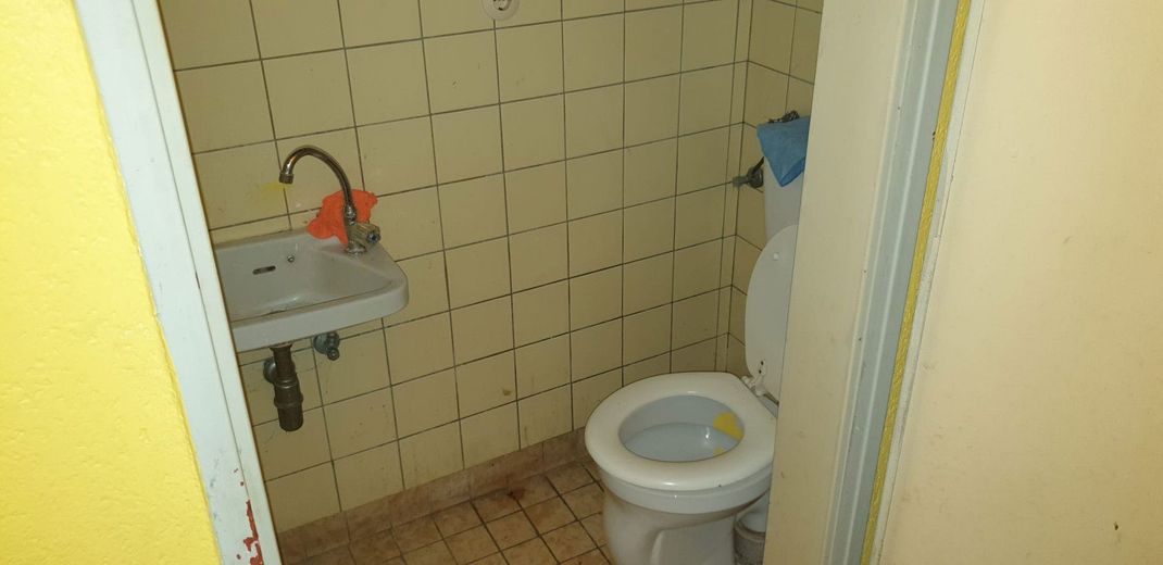 WC mit Waschbecken