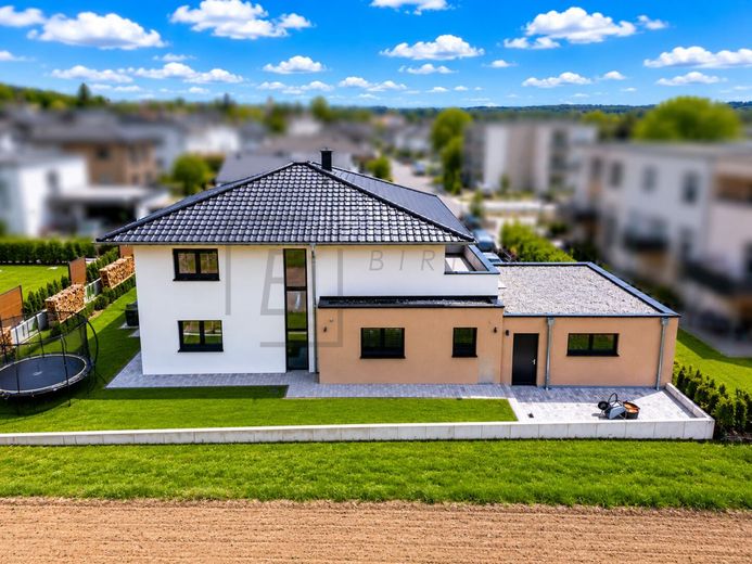 Moderne Stadtvilla mit hochwertiger Ausstattung, Smart Home &amp; PV-Anlage – Außenansicht