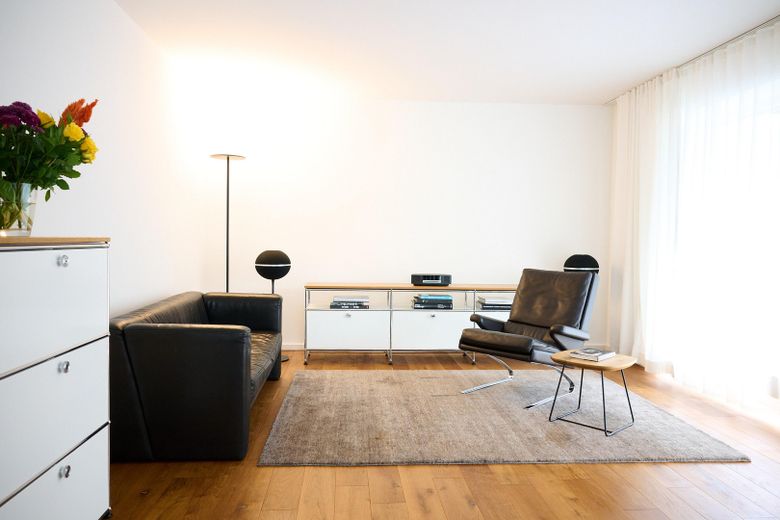 Renoviertes Schmuckstück in Golzheim (Provionsfrei), + Garage & Stellplatz möglich – Wohnzimmer