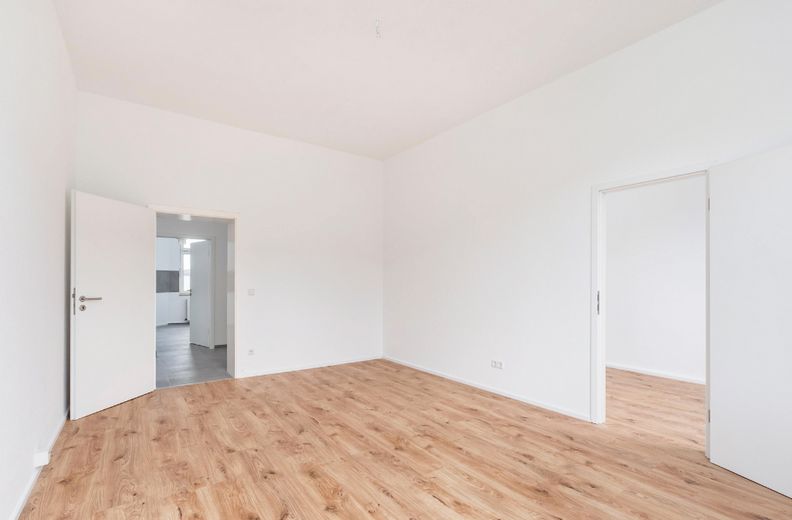 Leben in einer renovierten 3-Zimmer Wohnung mit Balkon – Wohnzimmer