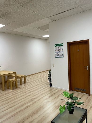 günstiger Büroraum in Gemeinschaftsbüro im Industriegebiet Leonberg an der Autobahn – Flur vorne mit WC