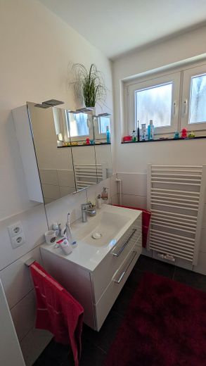 Well-maintained end-of-terrace house in a quiet cul-de-sac with garage – Badezimmer 1