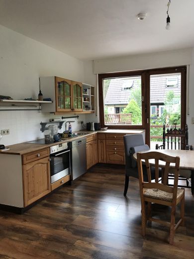 Freistehendes Einfamilienhaus mit Photovoltaikanlage auf sonnigem Grundstück in Berlin-Wittenau – Wohnzimmer mit Einbaukücher