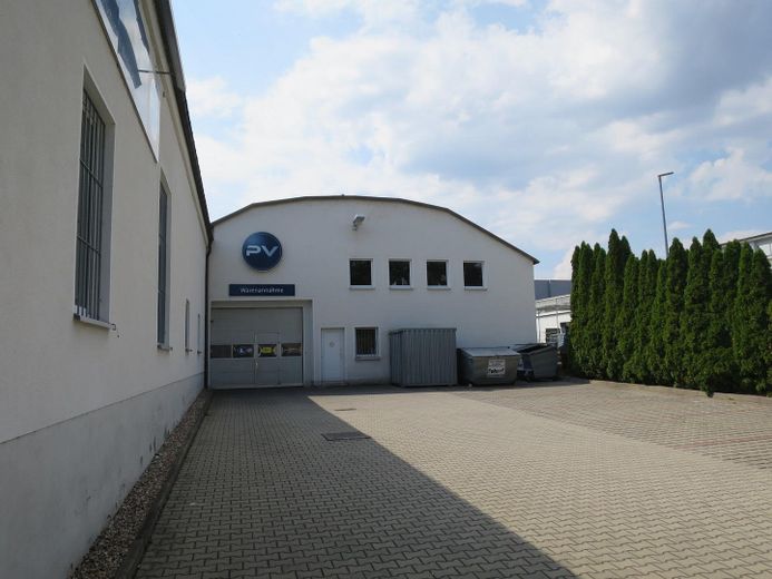 Außenanlage mit Stellplätzen