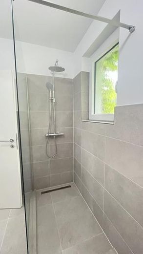 Nähe Wasserturm - sanierte Einzimmerwohnung mit großem Balkon – Bad