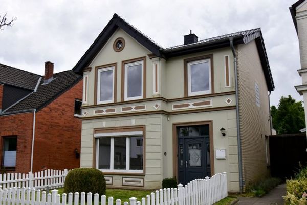 Comfort di nuova costruzione in un involucro storico: casa di città completamente ristrutturata da cima a fondo a Marne (prima occupazione dopo la ristrutturazione)!