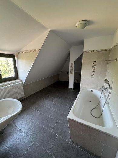 Charmante Dachgeschosswohnung im 2. Obergeschoss – großzügiges Wohnen im beliebten Stadtosten – Bad 2