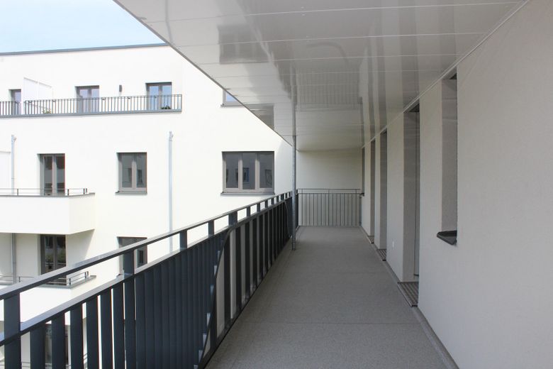 Ampio trilocale di nuova costruzione, libero e pronto per essere abitato, con spazioso balcone – privater Balkon