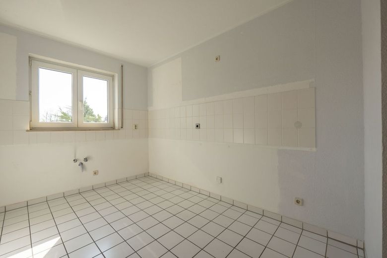 Vollunterkellertes Reihenhaus in ruhiger Stadtrandlage mit Garten und separater Garage – Küche EG