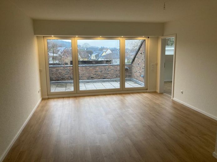 Wohnzimmer mit Balkon