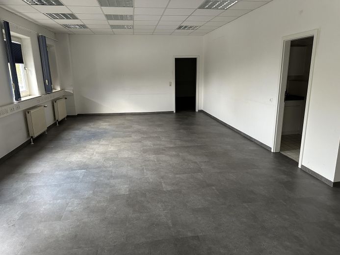 Lager- und Logistikhallen mit hellen Büroräumen ges. 2300m2 + Außenfläche ca. 5000m2 – Foto 1