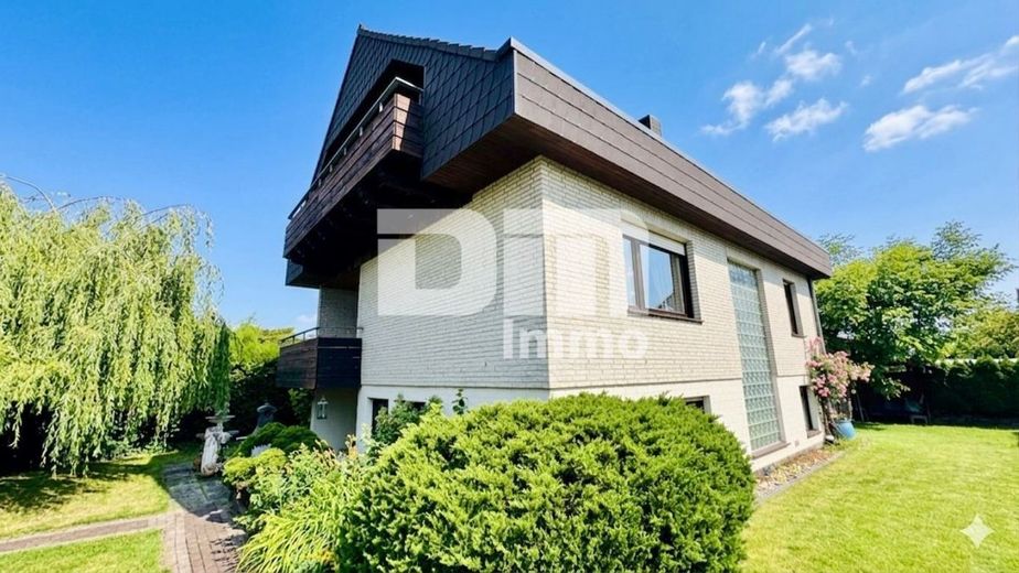(R)eserviert!Großzügiges Einfamilienhaus in begehrter Lage mit Balkonen und Traumgarten – Rückansicht / Seitenansicht