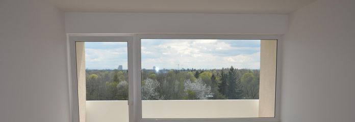 Wohnzimmer mit Balkon