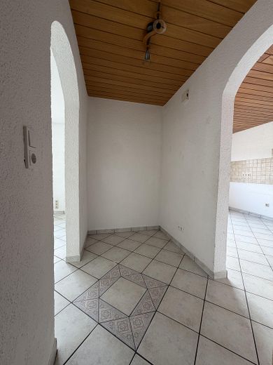 Per direct beschikbaar: ca. 184 m² verdeeld over 3 verdiepingen – als eengezinswoning of 2 appartementen – Eingang OG