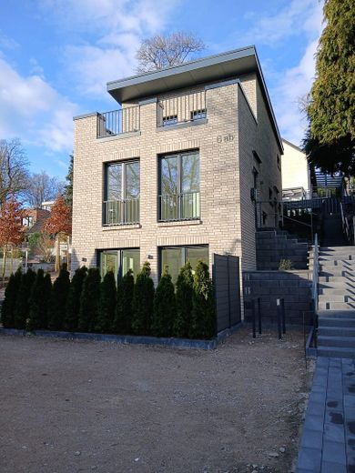 Neubau – Erstbezug | 2-Zimmer-Maisonettewohnung | Terrasse | EBK – Vorderansicht