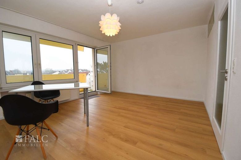 Moderne Single-Wohnung mit Balkon-Blick über Kriftel – Blick Wozi zum Balkon von links