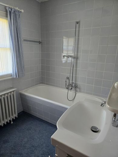 Bad neben Schlafzimmer