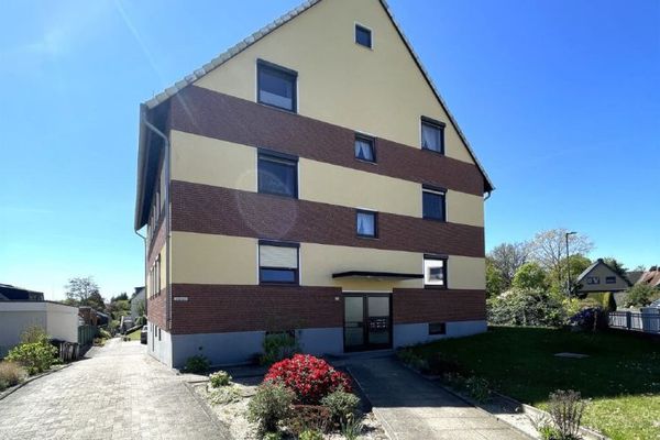 4 Zimmerwohnung über 2 Etagen mit PKW-Garage, neuwertiger EBK, gepflegt, großzügig und sofort verfügbar