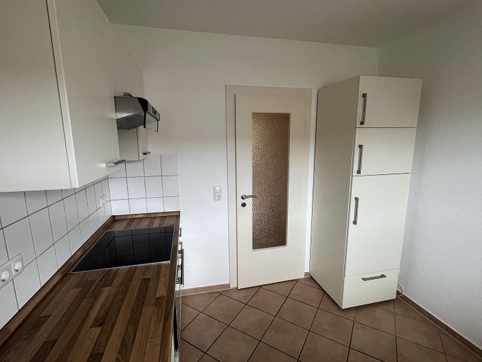 Appartement lumineux de 4 pièces avec balcon et cuisine équipée à louer immédiatement. – Küche