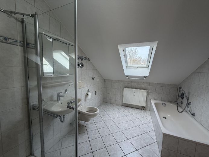 (Reserviert) Frisch renovierte 2,5-Zi.-DG-Wohnung mit Balkon & 2 Stellplätzen – provisionsfrei – Tageslichtbad 1