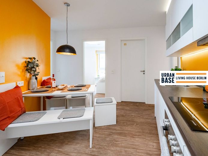 URBAN BASE: кімната у спільній квартирі для студентів із сучасними меблями, ОРЕНДА ALL-IN, тощо в Берліні-Обер-Шеневайде – Ansicht II: WG-Küche mit Essb…